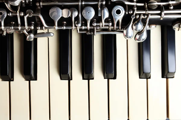 Instruments de musique piano et hautbois — Photo