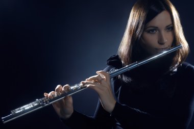 Flüt çalar flütçü klasik müzisyen flüt enstrüman çalmaya