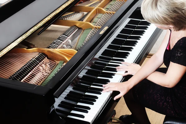 Piano à queue pianiste jouant — Photo