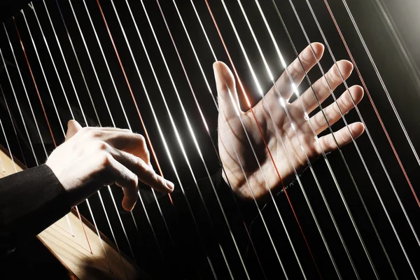 Mãos de harpa com instrumentos de música clássica — Fotografia de Stock