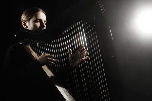 ハープ奏者。クラシックの音楽家のハープ奏者 — ストック写真