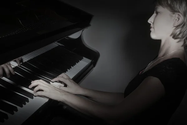 Oynarken piyano çalar piyanist — Stok fotoğraf