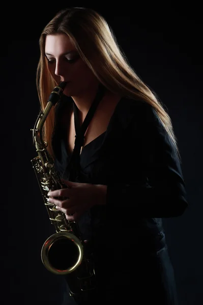 Saxofonista Mujer saxofonista tocando saxo alto — Foto de Stock