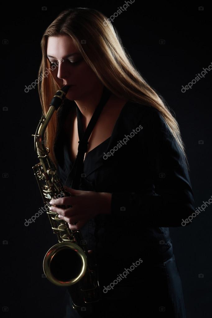 Saxophone player Saxophonist woman playing sax alto — Stock Photo