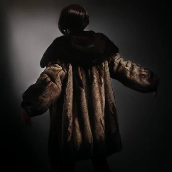 毛皮のミンクの毛皮のコート冬のファッション女性 — ストック写真