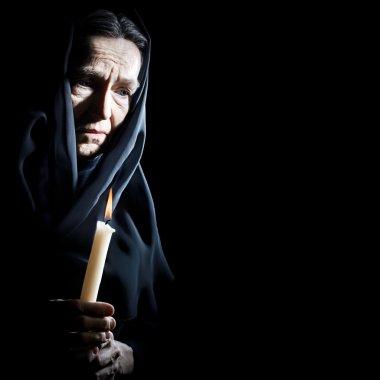 Üzüntü içinde mum ile üst düzey kadın