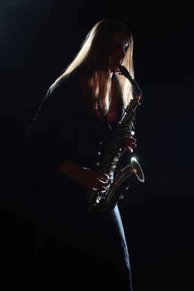 萨克斯玩家萨克斯管吹奏者玩 sax 女低音 — 图库照片