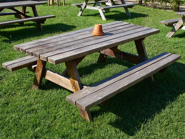 Mesa de jardim de piquenique feita de madeira — Fotografia de Stock