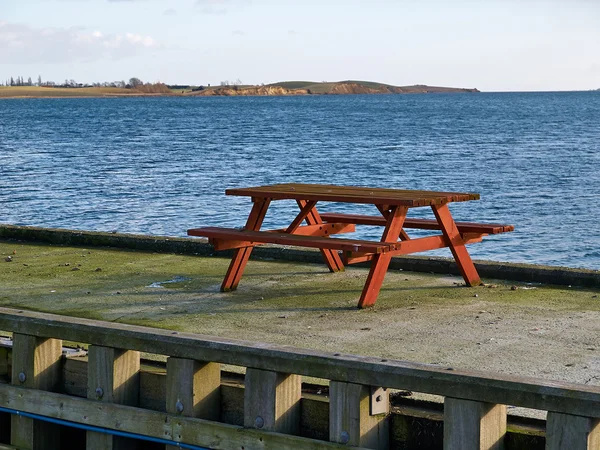 Table en bois au bord de la mer — Photo