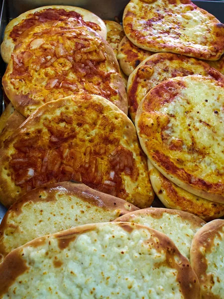 Cheese Manakish - Pane piatto condito con formaggio. Reggiseno tradizionale — Foto Stock