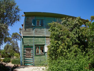 Yıpranmış eski ahşap evi terk etti.