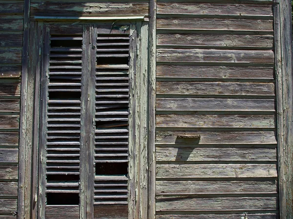 Старий занедбаний дерев'яний будинок — стокове фото