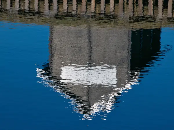 Голубая вода рябит на фоне — стоковое фото