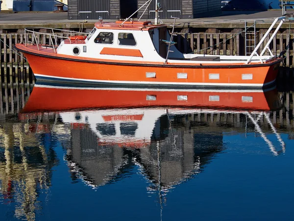 Reflektion av en motorbåt i vattnet — Stockfoto