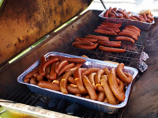 Salchichas a la parrilla en barbacoa barbacoa — Foto de Stock