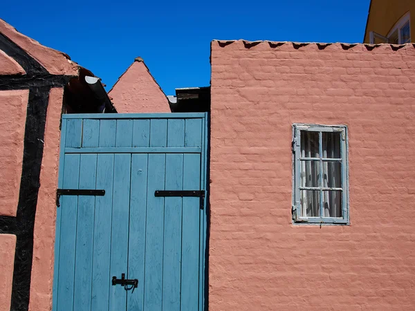 Colori vivaci tradizionale porta in legno verniciato — Foto Stock