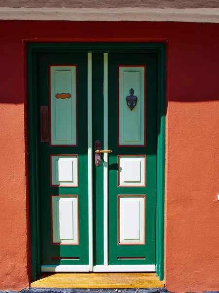 Couleurs vives traditionnel peint porte en bois — Photo