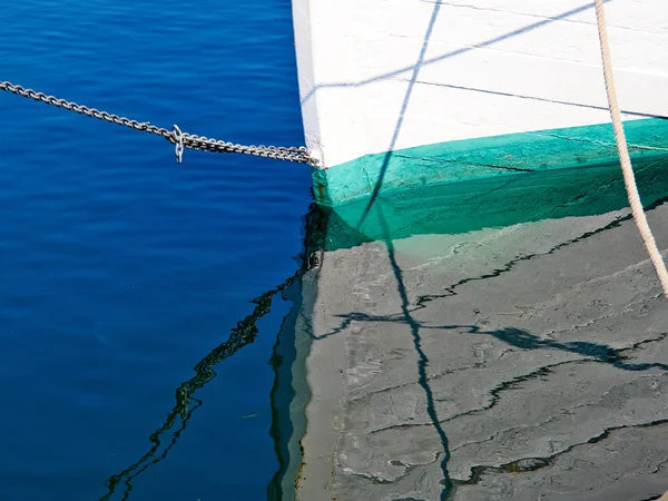 Spiegelbild eines Verkaufsbootes im Meer — Stockfoto