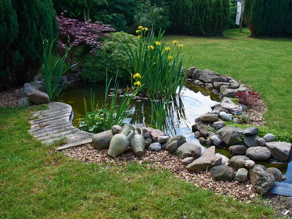 Mooie klassieke tuin vissen vijver tuinieren achtergrond — Stockfoto