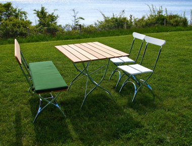 Sandalye ve güzel sahilde bir tablo