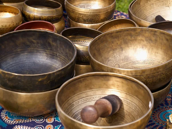 Tibetanska singing bowls med batonger — Stockfoto