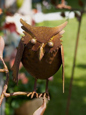 Metalden yapılmış baykuş heykeli heykelcik