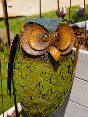 Metalden yapılmış baykuş heykeli heykelcik