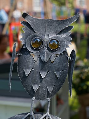 Metalden yapılmış baykuş heykeli heykelcik