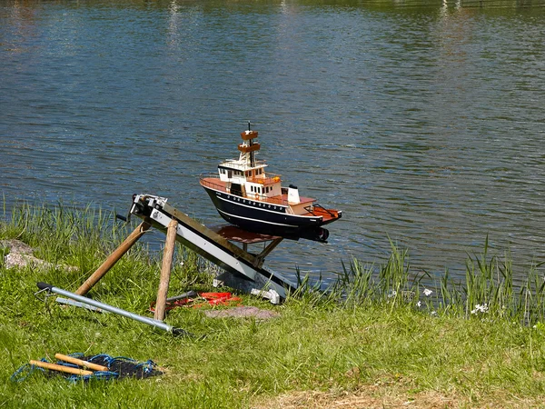 Modelo barco pasatiempo en barco —  Fotos de Stock