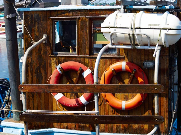 Vissersboot in een haven — Stockfoto