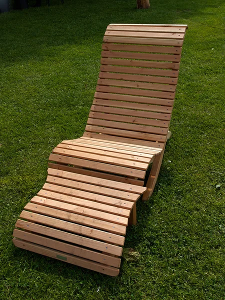 Cama de sol de madeira no jardim — Fotografia de Stock
