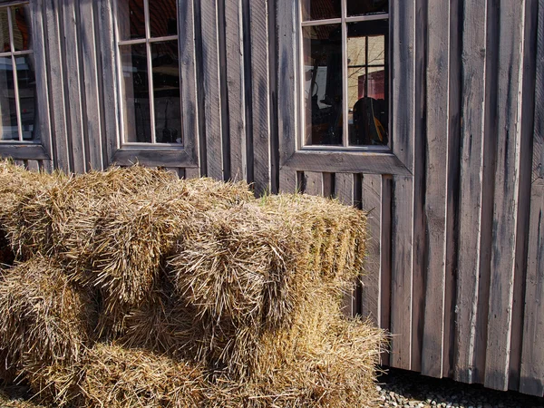 Oude zwarte houten schuur op een boerderij — Stockfoto