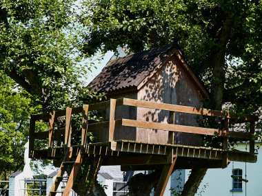 güzel yaratıcı ağaç evi