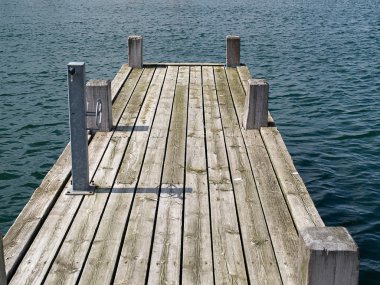 Ahşap iskele iskele bir Marina