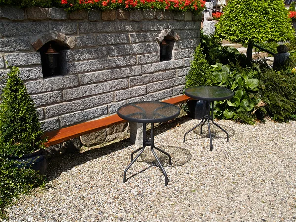 Landscaped backyard with beautiful garden furniture — Stock Photo, Image