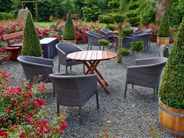 Patio trasero ajardinado con hermosos muebles de jardín —  Fotos de Stock
