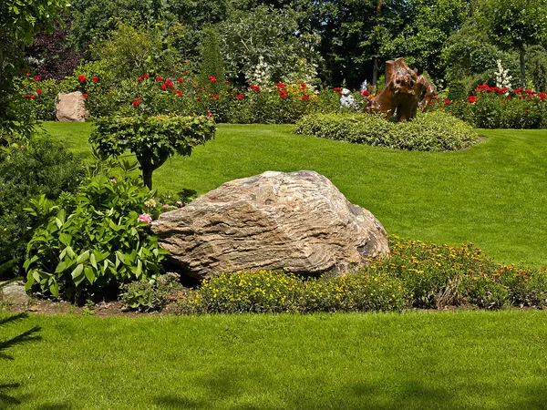花园用石头做的花园装饰 — 图库照片