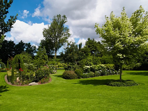 Jardin anglais traditionnel en été — Photo