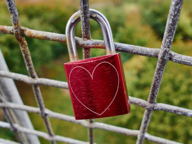 Aşk Kilidi, geçmişi bulanık bir köprüye asma kilit vuruyor. Aşıklar arasında harika ilişkiler var.