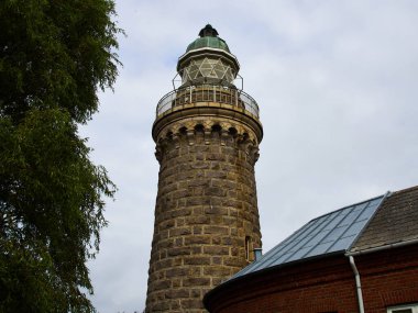 Sahildeki geleneksel deniz feneri Aeroe adası Danimarka