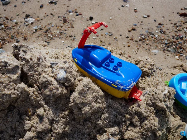 Kolorowe Plastikowe Zabawki Pływające Łodzie Plaży Przy Oceanie Morze Gotowe — Zdjęcie stockowe