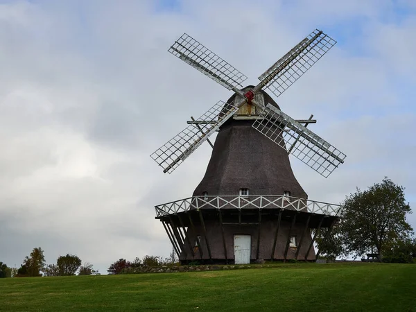 田舎の伝統的なデンマークの風車 Funen Aero Islandデンマーク — ストック写真