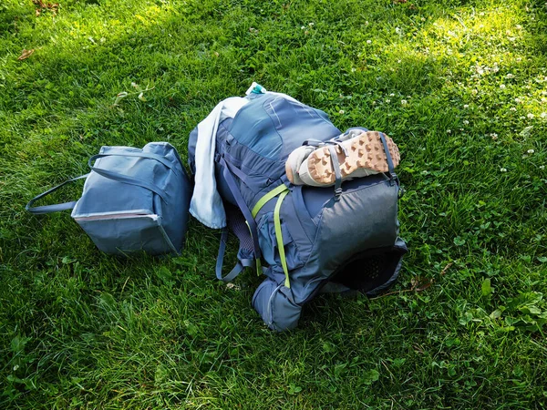 Hiking Travel Backpack Gear Green Grass Great Outdoors Activity Background — Stock Photo, Image