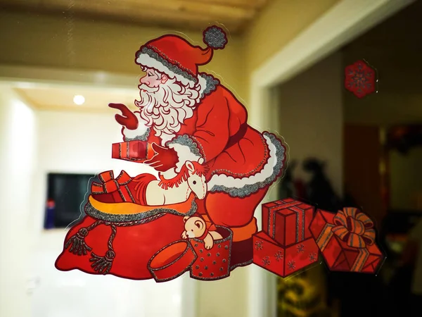 Barevné Vánoční Santa Claus Nálepka Dekorace Nalepené Skleněné Okno Domu — Stock fotografie