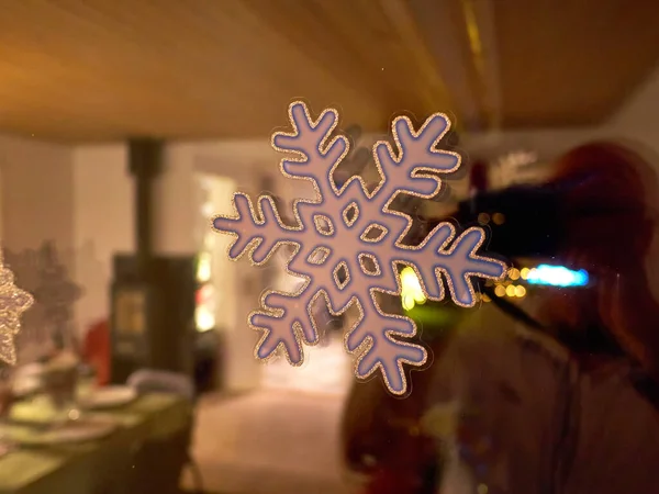 Etiqueta Decorativa Dos Flocos Neve Natal Uma Janela Conceito Decoração — Fotografia de Stock