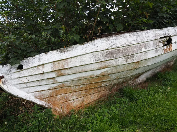 Παλιό Σπασμένο Εγκαταλελειμμένο Ξύλινο Σκάφος Που Βρίσκεται Στο Πράσινο Γρασίδι — Φωτογραφία Αρχείου