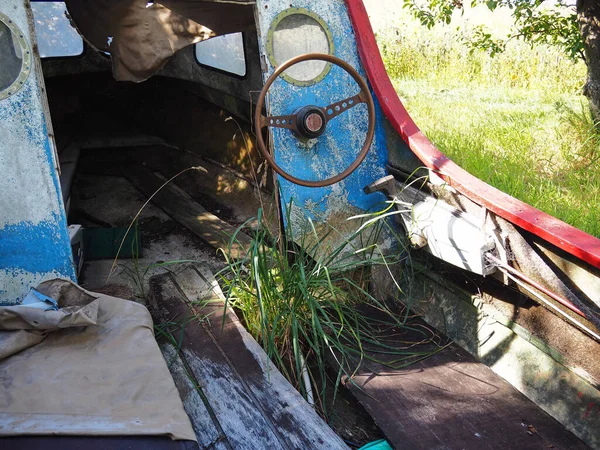 Old Broken Abandoned Wooden Boat Lying Green Grass Land — Stock Photo, Image