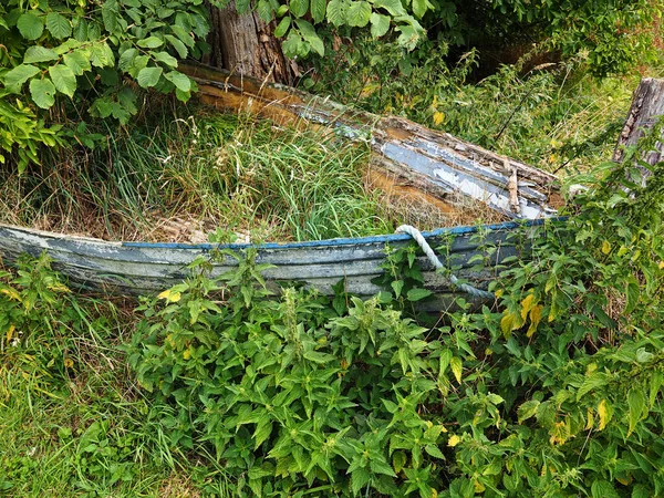 Gamla Trasiga Övergivna Träbåt Ligger Grönt Gräs Land — Stockfoto