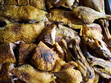 Fırında pişmiş Noel ördeği fırından çıkar ve servis etmeden önce porsiyonları kes.