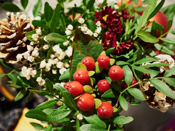 Arranjo Flor Natal Com Verduras Férias Vermelhas Mistas Uma Mesa — Fotografia de Stock